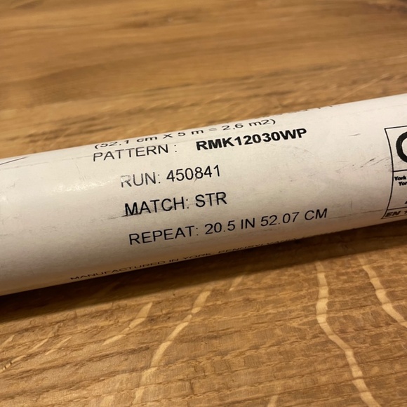 RoomMates Peel and Stick Wallpaper Watercolor Floral Bouquet RMK12030WP NEW - Picture 4 of 10